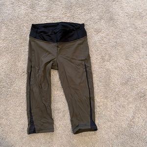 Lululemon sz 8 army green short crop running tight